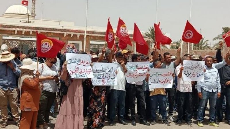 عمال واطارات شركة البيئة والغراسات والبستنة بتطاوين ينفذون وقفة إحتجاجية أمام مقر الولاية مطالبين بصرف اجورهم لشهري افريل وماي