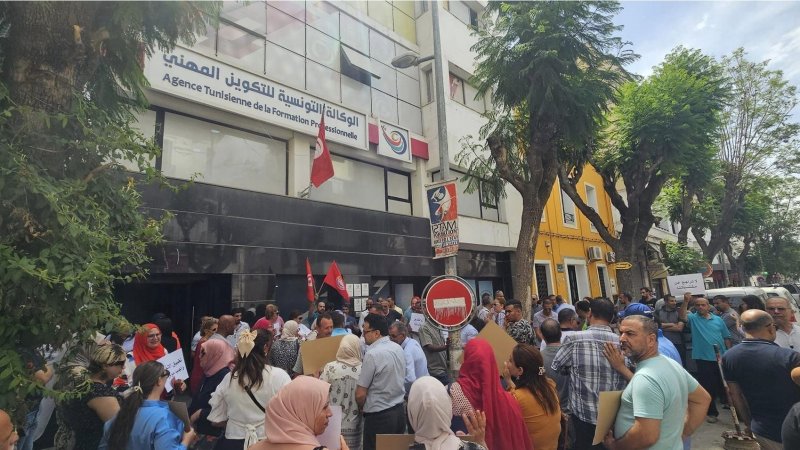 أعوان التكوين والتشغيل بجهة تونس ينفذون وقفة إحتجاجية أمام الوكالة التونسية للتكوين المهني