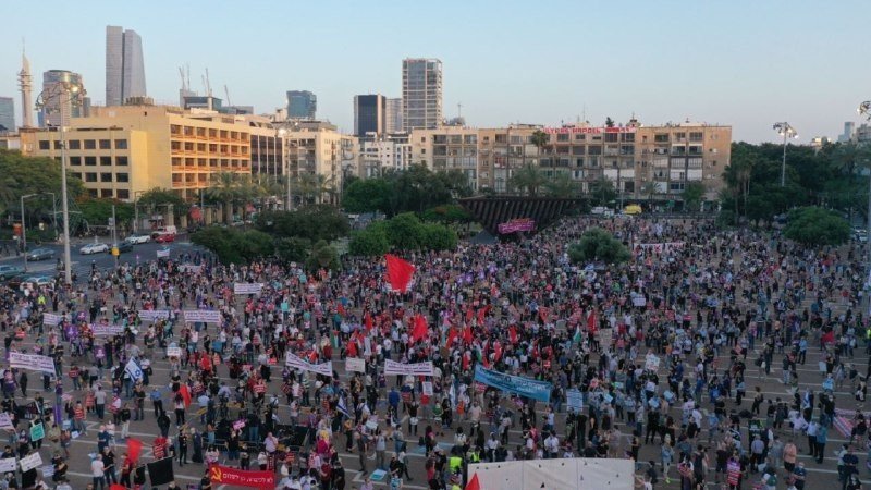 عشرات الالاف يتظاهرون في الكيان للمطالبة باسقاط الحكومة وابرام صفقة تبادل الاسرى