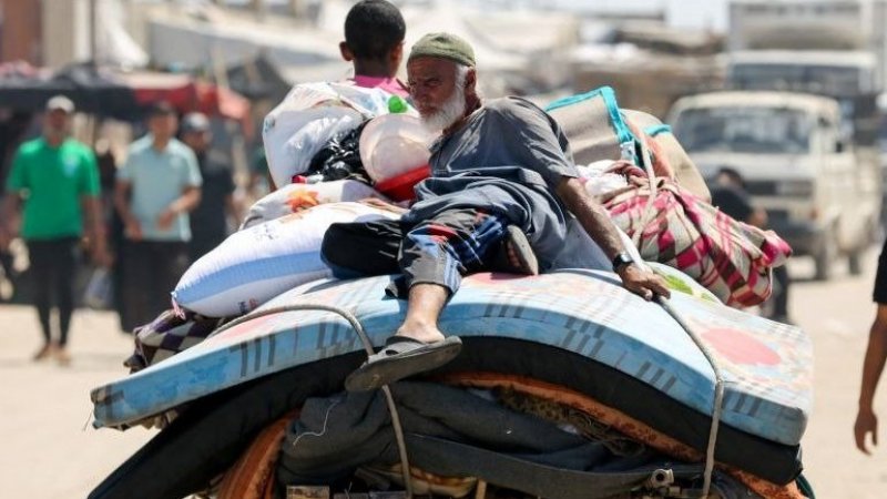 اشتباكات ضارية غربي رفح والاحتلال يقصف خيام النازحين بالمواصي