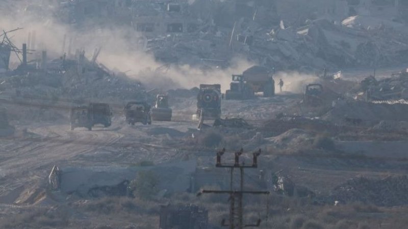 قوات الاحتلال تتوغل جنوب غزة وتهجر آلاف السكان
