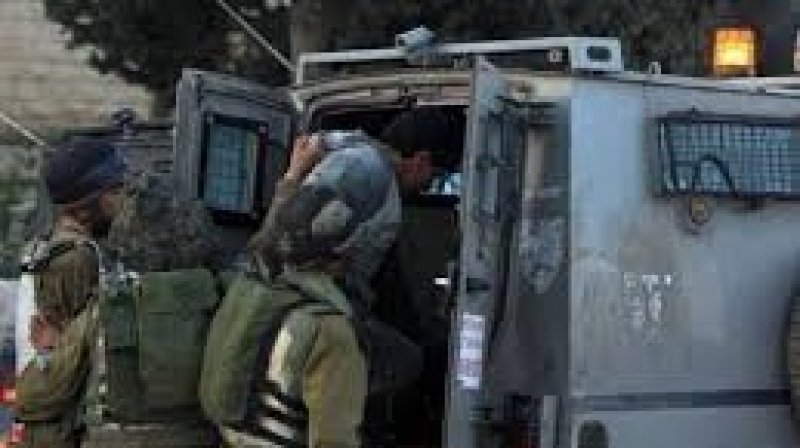 الاحتلال يعتقل 25 مواطنا فلسطينيا على الأقل من الضفة الغربية