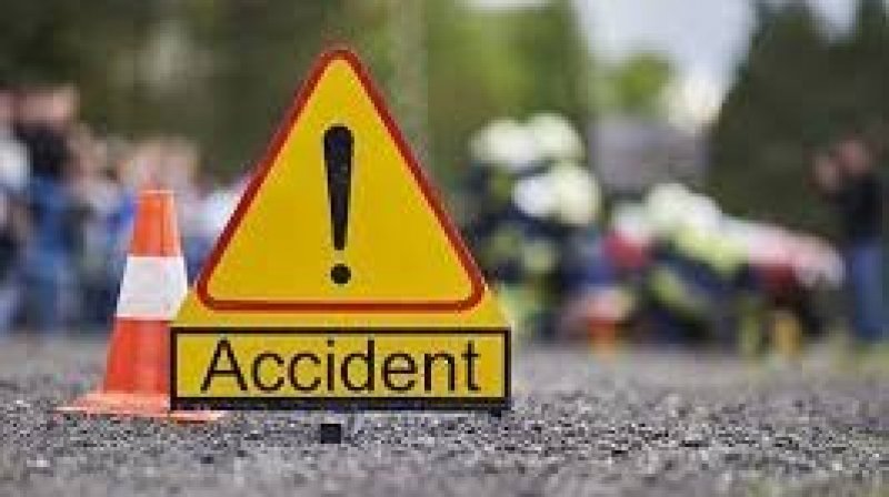 حادث مرور بين ثلاث سيارات يسفر عن وفاة أمني وإصابة آخرين