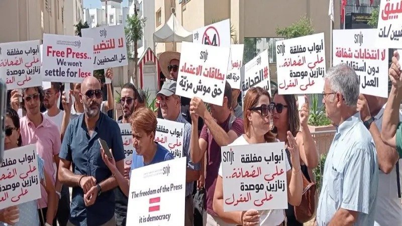 الصحفيون يحتجون أمام مقر الهيئة العليا المستقلة للانتخابات