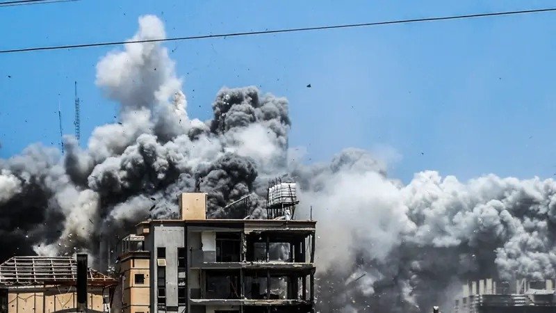العدوان متواصل وسط غزة : قصف ونسف مبان وسقوط شهداء