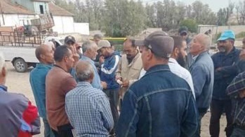 سليانة : عمّال وأعوان واطارات المركب الفلاحي الرمليّة يحتجون على تأخر صرف مستحقاتهم المالية