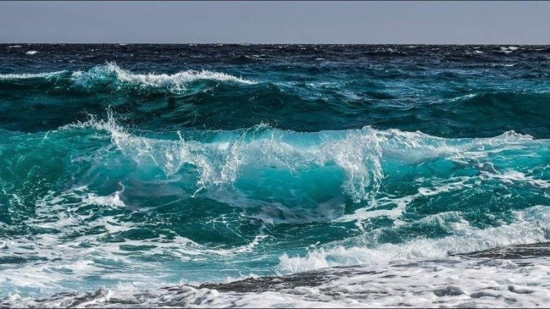 البحر شديد الاضطراب هذه الليلة