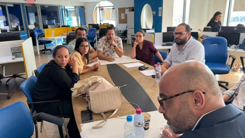 من سيء الى أسوإ: صحفيون بلا أجور لمدة أشهر، بلا تغطية اجتماعية لسنوات وبطالة قسرية زاحفة
