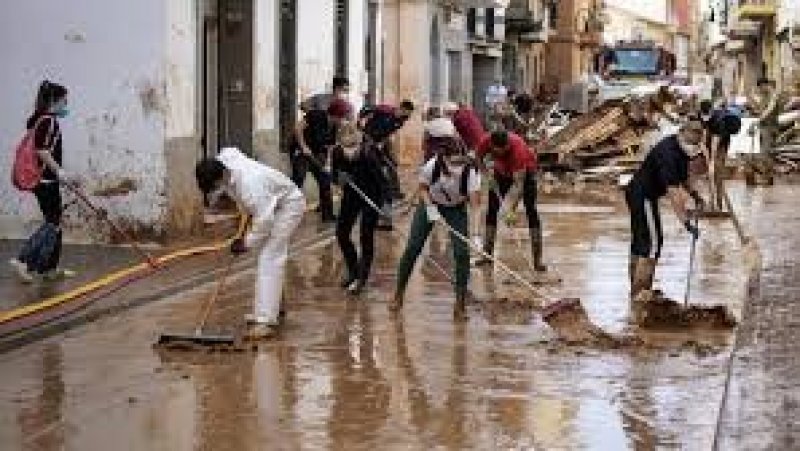 فيضانات إسبانيا : الحكومة تخصص 10 مليارات يورو لإغاثة المتضررين وتنشر 14898 شرطيا في المناطق المنكوبة