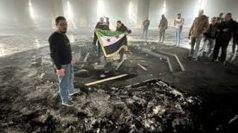 إضرام النيران في ضريح الرئيس السوري الراحل حافظ الأسد في القرداحة