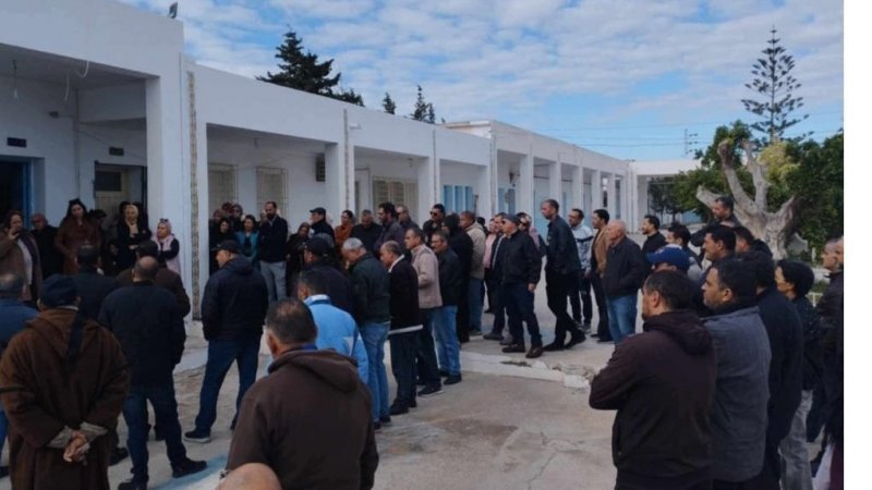 احتجاجات أساتذة الشابة والغضابنة على تسويف السلطات في رد الاعتبار لزميلهم الراحل الفاضل الجلولي