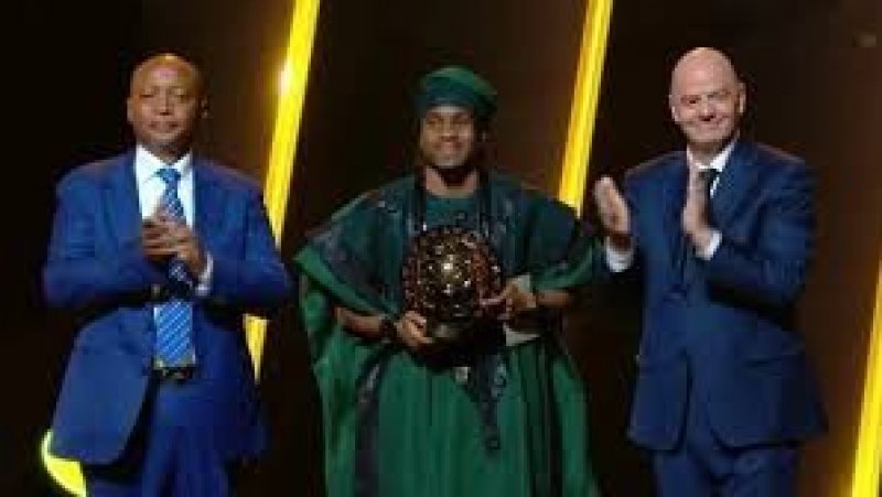النيجيري أديمولا لوكمان أفضل لاعب أفريقي لعام 2024