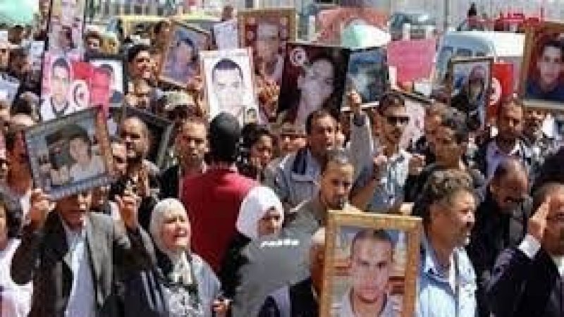 عائلات شهيدات وشهداء وجرحى الثورة : منظمات حقوقية تساند التحرك وتطالب بالفصل بين الملفات