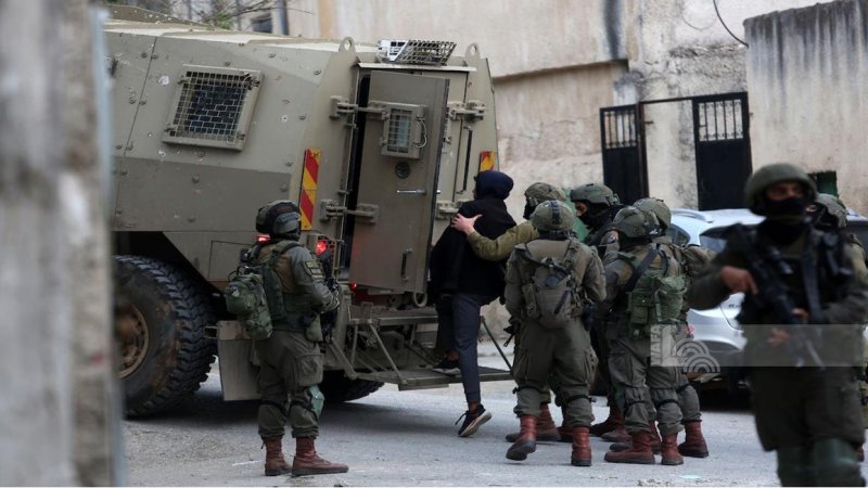 الاحتلال يعتقل 45 مواطنا فلسطينيا على الأقل من الضفة الغربية بينهم طفل وامرأتان