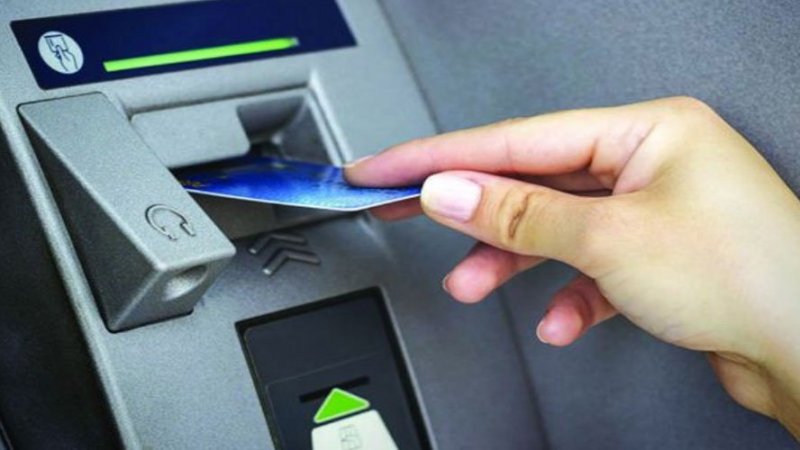 تعاقب "المتأخرين": موزعات الأوراق النقدية تتوقف عن خدمة زبائنها منذ الساعات الأولى لأيام العطل