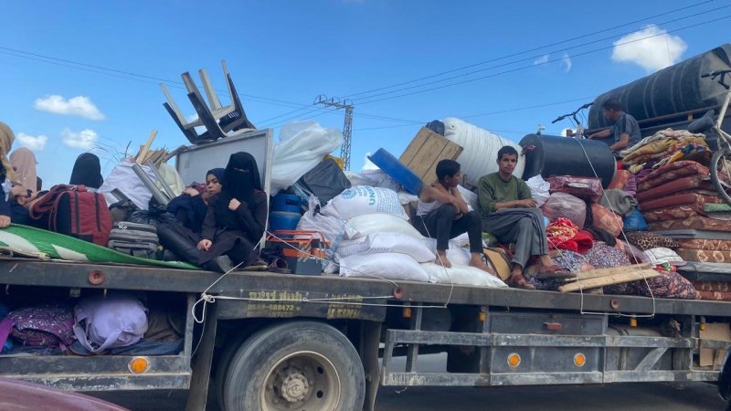 الاحتلال يجبر المواطنين الفلسطينيين على النزوح قسرا من حي السلطان غرب رفح