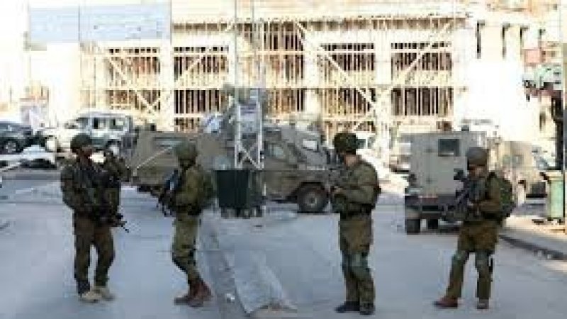 الاحتلال يعتقل 20 مواطنا فلسطينيا على الأقل من الضفة الغربية