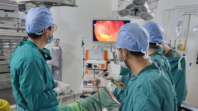 نجاح عملية دقيقة لاستئصال ورم بالمعدة عبر تقنية المنظار الجراحي، في مستشفى تطاوين