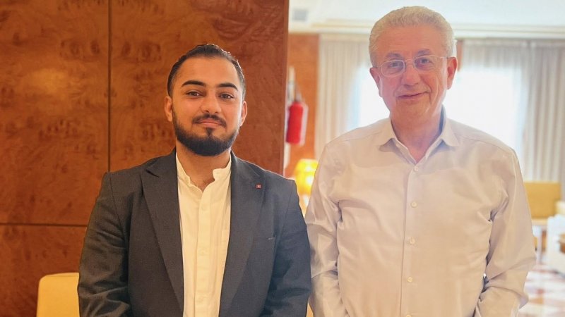 لقاء الأمين العام للاتحاد العام لطلبة تونس محمد أولاد محمد بالدكتور مصطفى البرغوثي