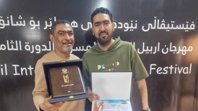 مهرجان اربيل للمسرح : تتويج الفنان منير الخزري بجائزة أفضل ممثل