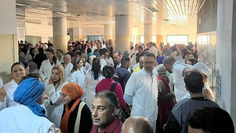 احتجاجات أعوان المستشفى الجامعي الحبيب بورقيبة بصفاقس للمطالبة بمستحقاتهم