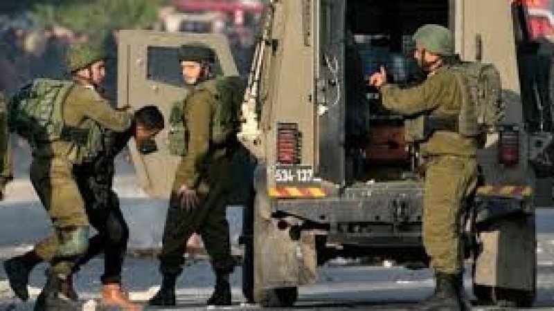 قوات الاحتلال تعتقل 40 مواطنا فلسطينيا على الأقل من الضفة الغربية