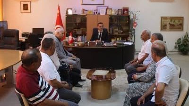 والي توزر يبحث مع اتحاد الشغل بالجهة ملفات التنمية والتحديات الاجتماعية