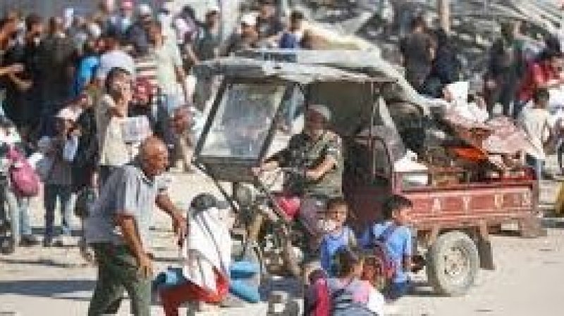 الاحتلال يجبر المواطنين على النزوح قسرا من مناطق في مدينة غزة وجباليا