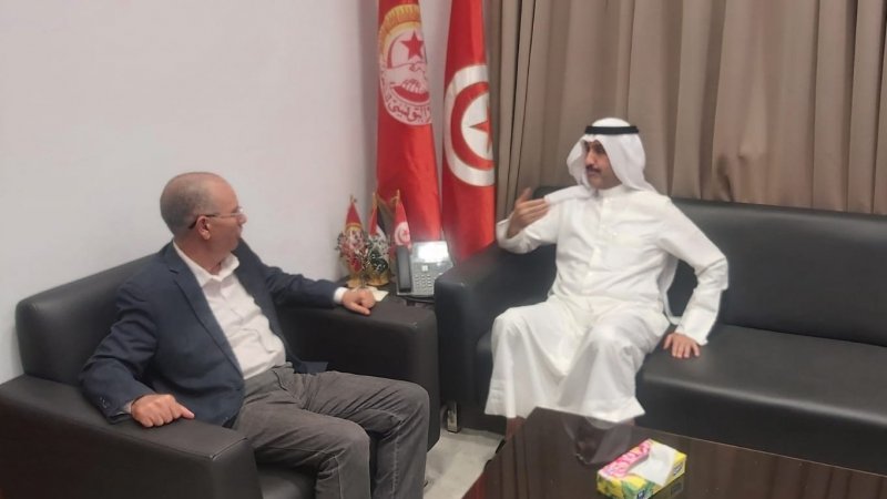 الامين العام يستقبل في مكتبه السيد فايز علي المطيري مدير منظمة العمل العربية