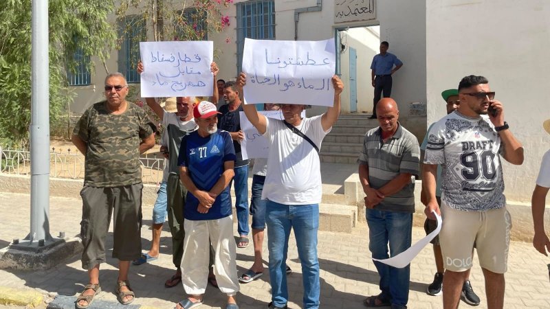 وقفة احتجاجية في معتمدية المظيلة للمطالبة بالماء الصالح للشرب