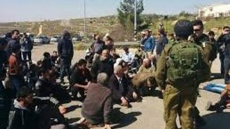 الاحتلال يحتجز عشرات المواطنين الفلسطينيين ويعتدي عليهم بالضرب في سنجل شمال رام الله