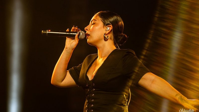 الفنانة الفلسطينية نويل خرمان على ركح مهرجان الحمامات تشدو السلام وتتغنى بحب الوطن وتتذكر الهادي الجويني