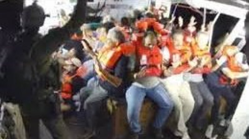 الجيش "الإسرائيلي" يهاجم سفينة “حنظلة” في المياه الدولية ويختطف 21 مدنيًا أعزل