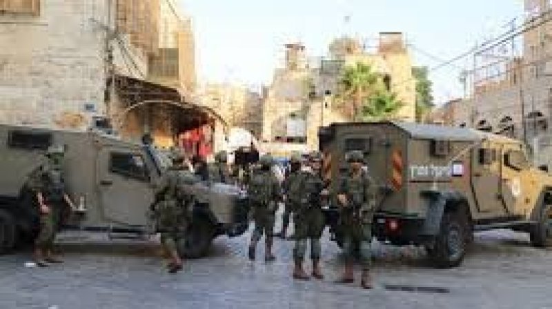 قوات الاحتلال تقتحم مدينة نابلس وتجبر العائلات على اخلاء منازلها في البلدة القديمة