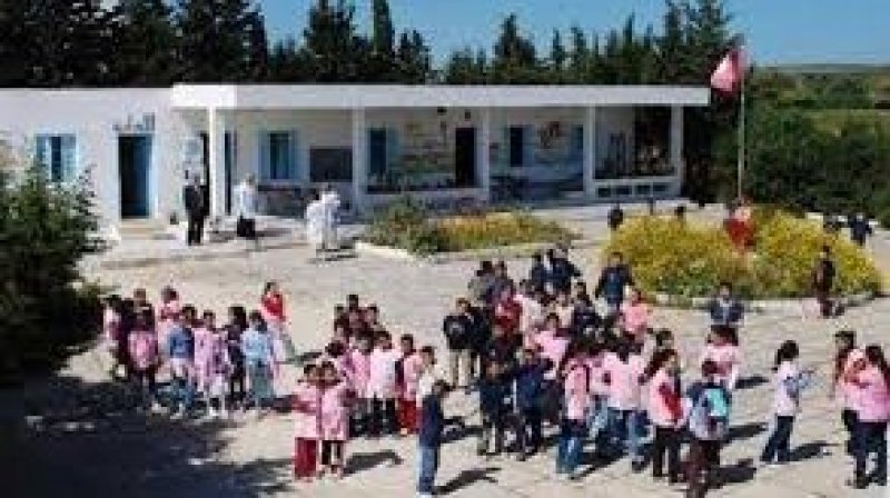 تلاميذ مدرسة العقيلة يقطعون الطريق احتجاجًا على تعطل الدروس بقفصة