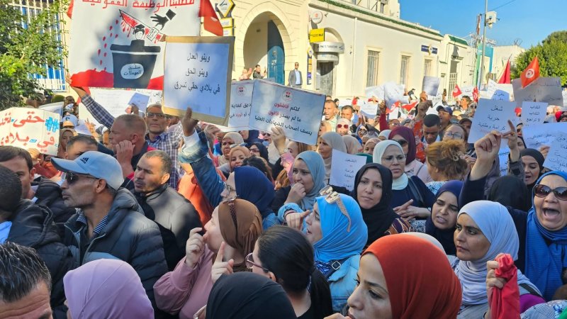 المئات من المعطلين عن العمل الان أمام البرلمان : السلطة القائمة تواصل نفس سياسات التهميش بإسم شعارات جديدة