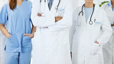 نقابة الأطباء ترد على وزير الصحة: "الرأي العلمي لا يخضع لترخيص "