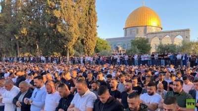 قرابة 100 الف فلسطيني يؤدون صلاة العيد في المسجد الاقصى