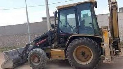 قال انها على ملك والده.. شاب يحاول هدم مقر معتمدية سيدي بوزيد بجرافة