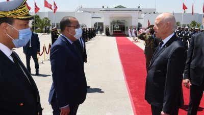 قيس سعيد يغادر الى فرنسا وهو يضع العلم الفلسطيني على كتفه