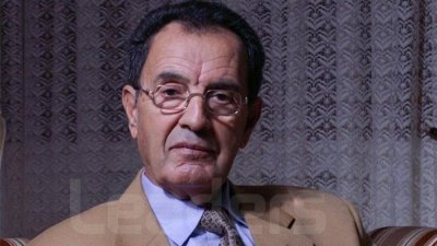 محاكمات النقابيين سوسة 010: أسلحة ؟ هذه قطعة من الصرافة وهذا عكاز احد النقابيين وهذه سيوف مسرح اللجنة الثقافية
