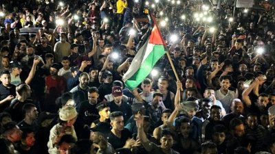 وقف العدوان على فلسطين..الاف الفلسطينيين يحتفلون بانتصار المقاومة على الة الحرب الصهيونية