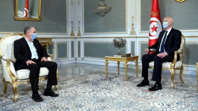 الطبوبي بعد لقائه سعيد: بدأنا نتخطى الازمة السياسية وكل ما يعرقل المرافق العامة.
