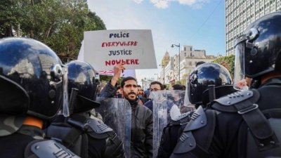 سيدي حسين هدموا زاويته وعروا احد مريديه فألى اين حد يذهب التطرف؟