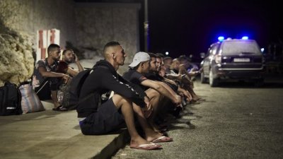 ما بين 900 وألف قاصر يصلون إلى إيطاليا