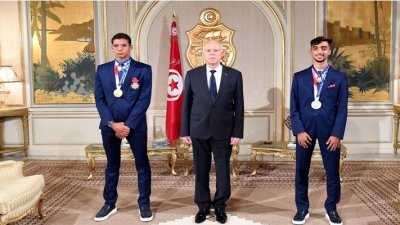 رئيس الجمهورية يوسم البطلين أحمد الحفناوي وخليل الجندوبي