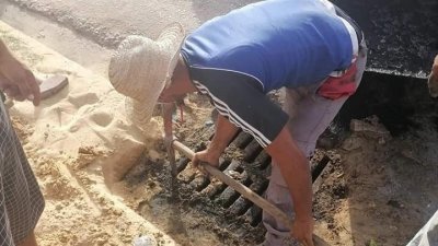بلدية جبنيانة: العمال يضطرون لتنظيف قنوات التصريف في غياب شروط الصحة والسلامة المهنية