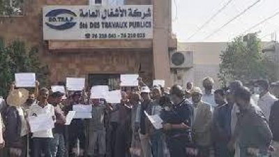 قفصة.. عمال احدى شركات النائب الموقوف لطفي علي ينفذون وقفة احتجاجية ويطالبون بصرف رواتبهم