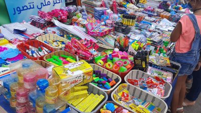 الانتصاب الفوضوي يجتاح الشوارع والساحات واصحاب المحلات يطلبون التدخل