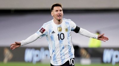 "تصفية حسابات" بين ميسي وأساطير الماضي!